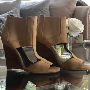 Bcbg maxazria beige wedges